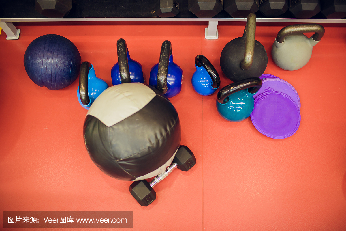 健身器材。宽杆近握杆用于背部和二头肌机的重量训练,健康,背景模糊。